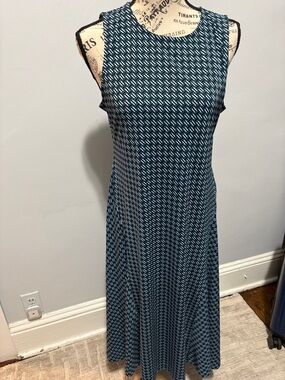 Ann Taylor Sleeveless Navy and White Patterned Maxi Dress